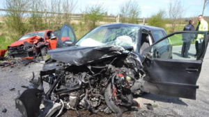 Ein misslungenes Überholmanöver des Polo-Fahrers (vorn) ist nach Aussage der Polizei mutmaßlich die Unfallursache für den schweren Verkehrsunfall auf B 203.